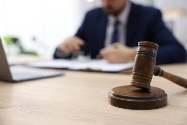 Ofisteki ahşap masada noter damgası belgesi, tokmağa odaklan