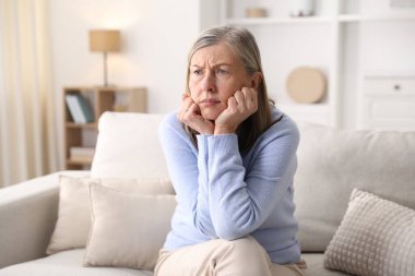 Hafıza kaybı. Yaşlı kadın evde bir şeyler hatırlamaya çalışıyor.