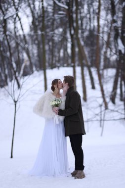 Yeni evli çiftimiz kış günü açık havada çiçek demetleriyle