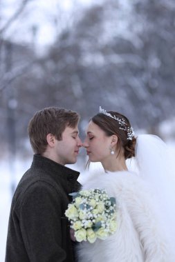 Yeni evli çiftimiz kış günü açık havada çiçek demetleriyle