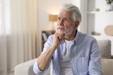 Hafıza kaybı. Kıdemli adam evde bir şeyler hatırlamaya çalışıyor, mesaj için yer var.