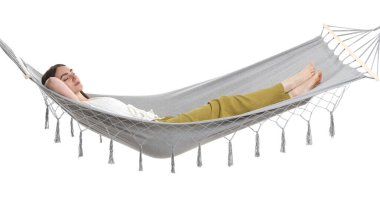 Güzel bir kadın beyaz arka planda hamakta dinleniyor.