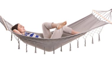 Beyaz arka planda hamakta dinlenen gülümseyen kadın.