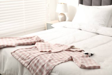 Havalı pijamalar ve uyku maskesi kapalı bir yerde, yakın plan.