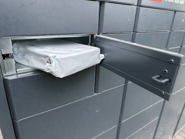 Otomatik posta kutusundaki paket, yakın plan.