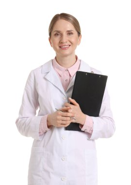 Beyaz arka planda panosu olan gülümseyen eczacının portresi.