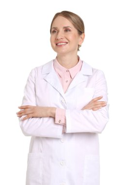 Beyaz arka planda çapraz kollu ceketli gülümseyen eczacı.