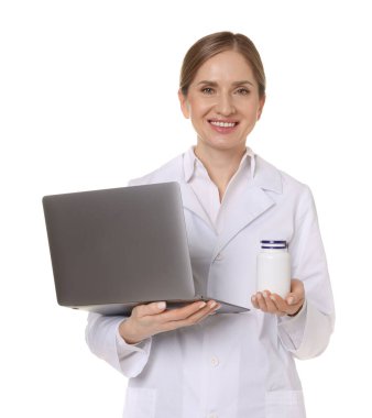 Beyaz arka planda tıbbi şişesi ve laptopu olan gülümseyen eczacı.