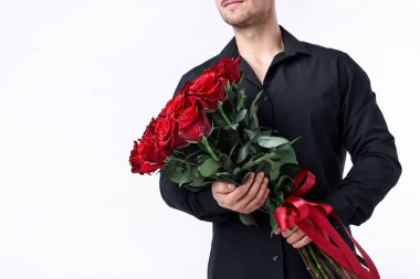 Sevgililer Günü kutlaması. Beyaz arka planda güzel bir buket kırmızı gül olan adam, yakın plan. Metin için boşluk