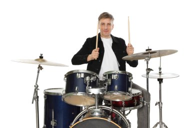 Beyaz arka planda davul çalan adam