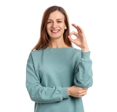 Mutlu kadın beyaz arka planda iyi bir hareket gösteriyor.