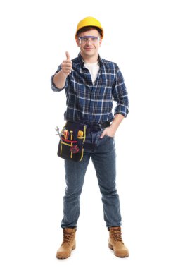 Beyaz arkaplanda başparmak gösteren profesyonel geliştirici