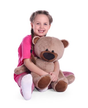 Beyaz arka planda oyuncak ayısı olan sevimli küçük bir kız.