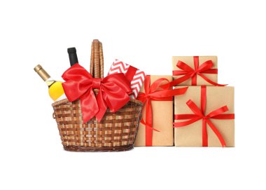 Beyaz şarap ve hediyelerle dolu bir hediye sepeti