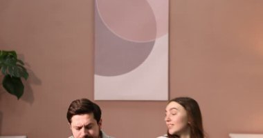 Kötü randevu. Evdeki kanepede kadını görmezden gelen utangaç bir adam. Kamera aşağı iniyor