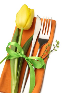 Paskalya kutlaması. Çiçek desenli, beyaz manzaralı, şölen masası.