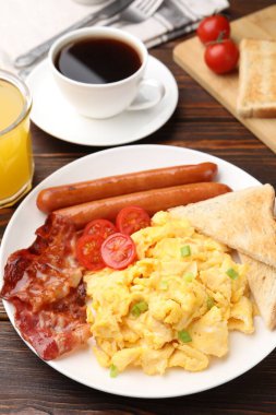 Lezzetli omletle nefis bir kahvaltı, ahşap masada servis edilir, yakın plan.