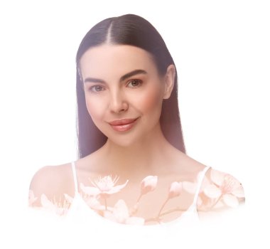 Muhteşem bir kadın ve bahar çiçekleri, beyaz arka planda çifte pozlama.