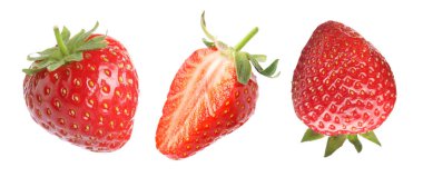 Beyaza izole edilmiş taze çilekler. Tam ve dilimlenmiş.