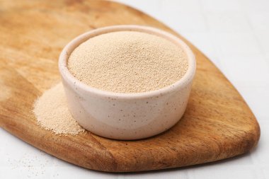 Kasede kuru maya, beyaz masada, yakın plan.