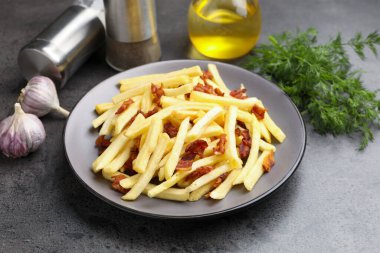 Pastırmalı ve baharatlı leziz patates kızartması, yakın plan.