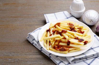 Pastırmalı patates kızartması, ahşap masa, yakın plan. Metin için boşluk