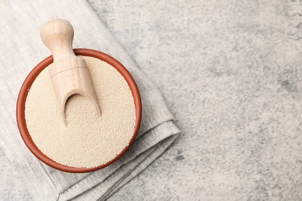 Kuru maya ve kepçeyle gri masada, üst manzara. Metin için boşluk