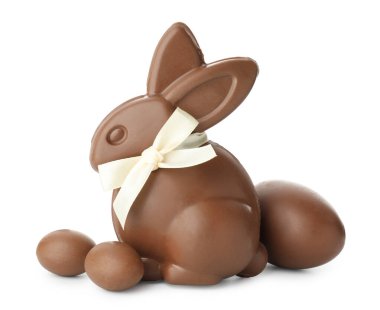 Çikolatalı Paskalya tavşanı ve beyaz üzerine izole edilmiş yumurtalar.