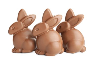 Beyaz tenli üç çikolatalı Paskalya tavşanı.