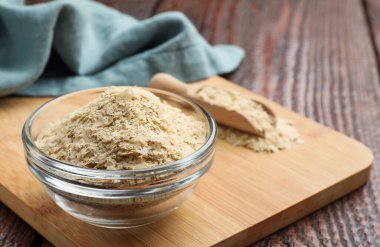 Kasede kuru maya taneleri ve ahşap masada kepçe, yakın plan. Metin için boşluk