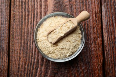 Kuru maya taneleri ve kepçeler ahşap masada, üst manzara.