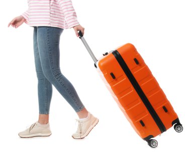 Beyaz arka planda valizi olan genç bir kadın, yakın plan.