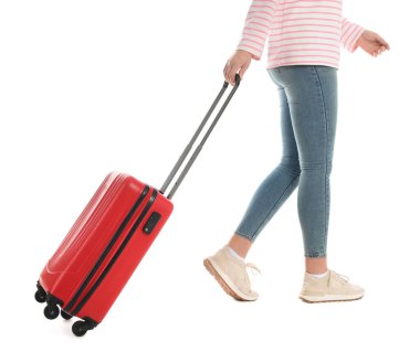 Beyaz arka planda valizi olan genç bir kadın, yakın plan.