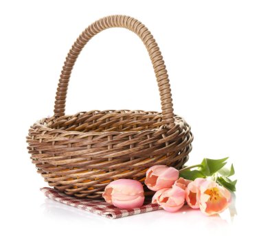 Beyaz tenli güzel çiçeklerle dolu bir sepet.