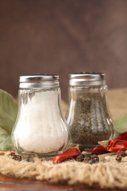 Baharatlı tuzluk ve biberlikler, yakın plan.