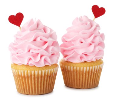 Sevgililer Günün kutlu olsun. Beyaz arka planda kırmızı kalp kaplamalı lezzetli kekler.