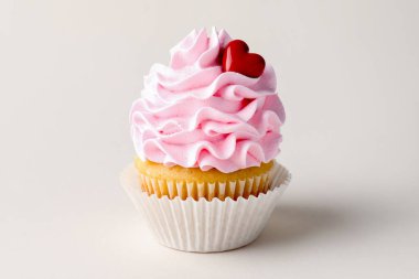 Sevgililer Günün kutlu olsun. Açık gri arka planda dekoratif kalbi olan lezzetli kek, yakın plan.