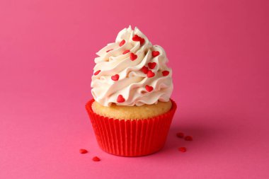 Sevgililer Günün kutlu olsun. Pembe arka planda kırmızı kalpleri olan lezzetli kek, yakın plan.