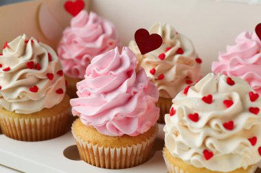 Sevgililer Günün kutlu olsun. Kutusunda kırmızı kalpler olan lezzetli kekler, yakın plan.