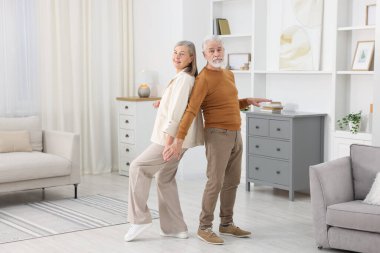 Mutlu son sınıf çifti evde dans ediyor. Metin için boşluk