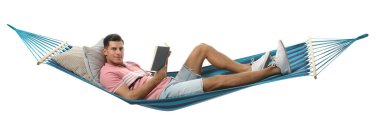 Beyaz arka planda hamakta kitap okuyan adam