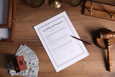 Son arzum ve vasiyetim, kalem, tokmak, terazi, para ve ev modeli ahşap masa, düz yatıyordu.