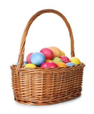 Hasır sepetteki boyanmış Paskalya yumurtaları beyaza izole edilmiş.