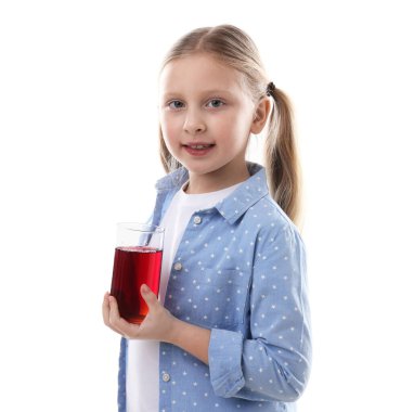 Beyaz arka planda bir bardak nar suyu olan küçük bir kız.