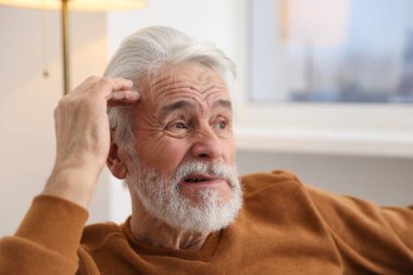 Hafıza kaybı. Kıdemli adam evde bir şeyler hatırlamaya çalışıyor.