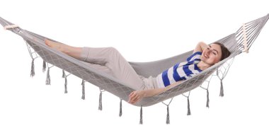 Beyaz arka planda hamakta dinlenen gülümseyen kadın.