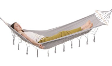 Güzel bir kadın beyaz arka planda hamakta dinleniyor.