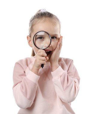 Beyaz arka planda büyüteç olan küçük kız.