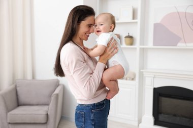 Onun şirin bebek evde annesiyle