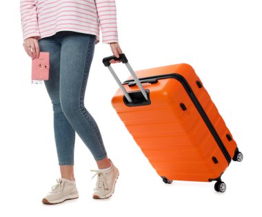 Bavullu genç kadın, pasaport ve beyaz arka planda bilet, yakın plan.